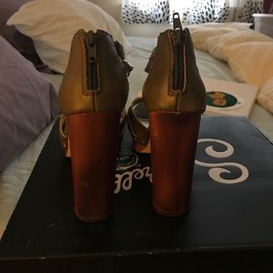 Seychelles Army Green Leather Chant heels 6.5