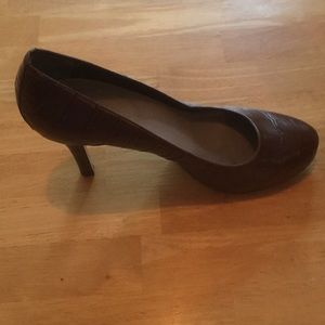 Leather pump with built in platform