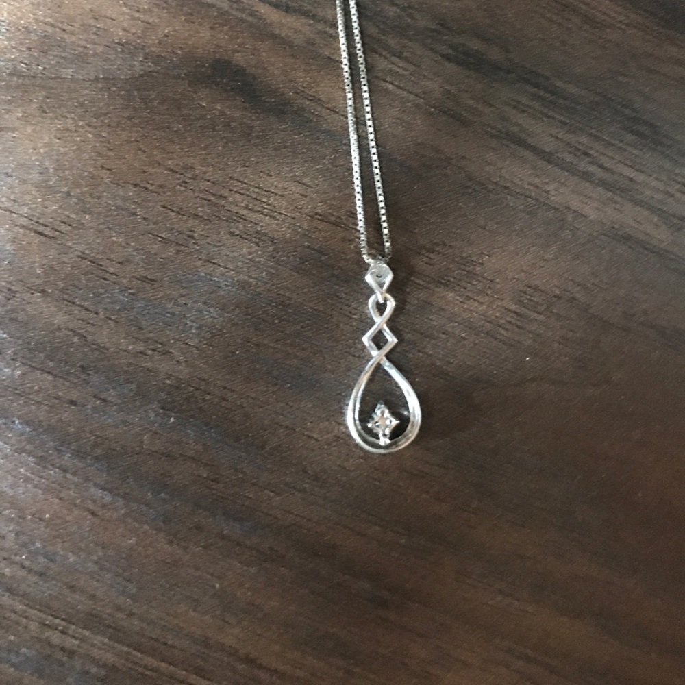 Diamond pendant necklace