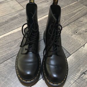 1460 Smooth Black Dr. Martens