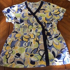 Cherokee scrub top