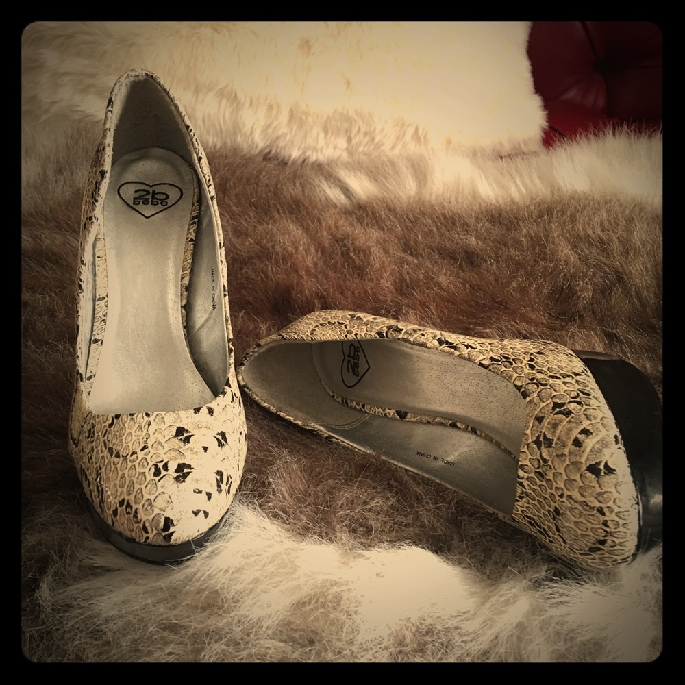 White Scaled Platform Pumps