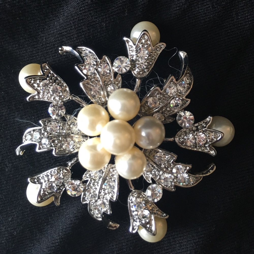 ⭐️ Star-shaped Pearl Brooch ⭐️