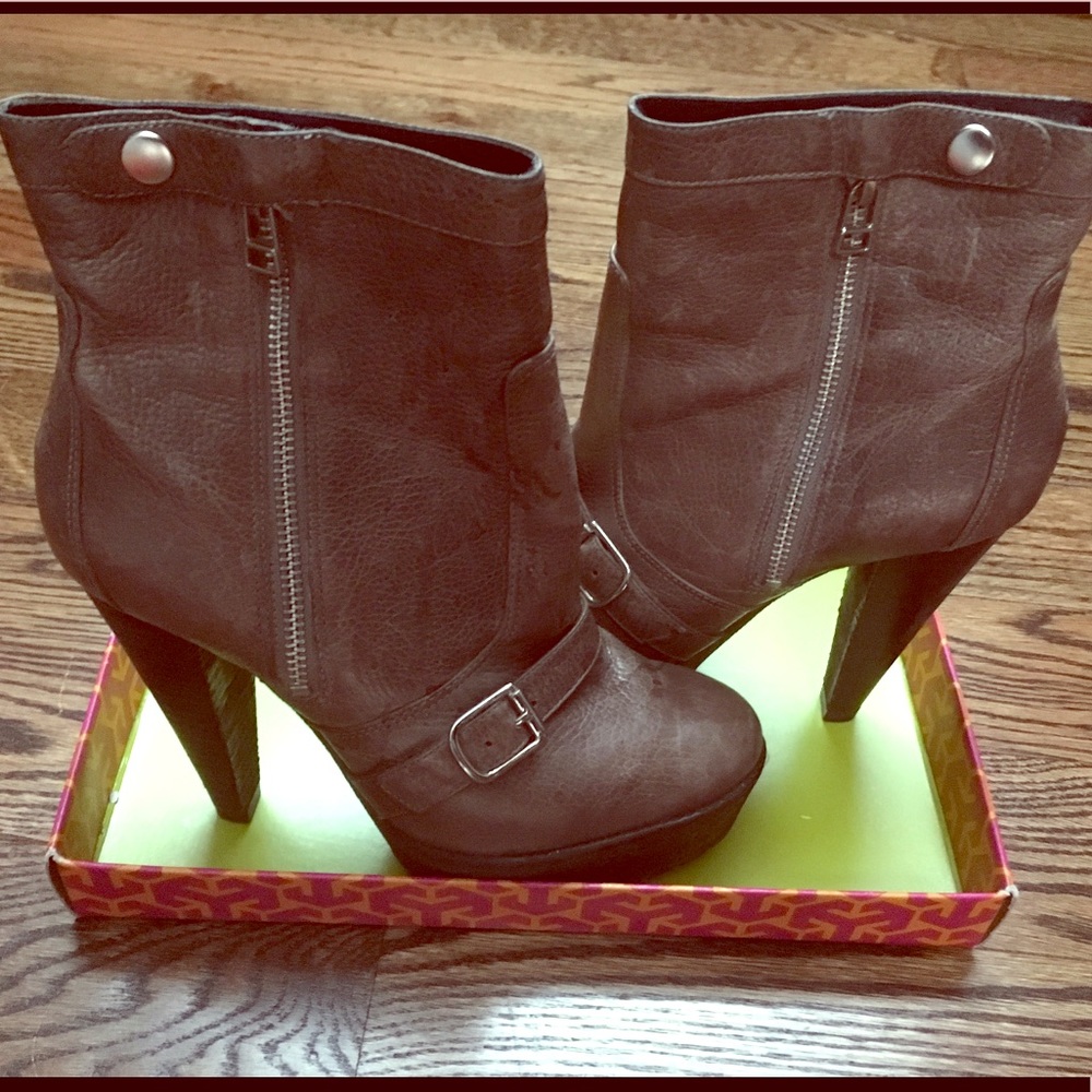 Pour La Victoire Darien Leather Bootie! 7.5 Taupe