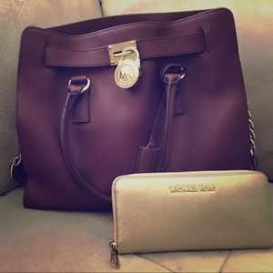Excellent condition MK handbag w/ gold wallet.