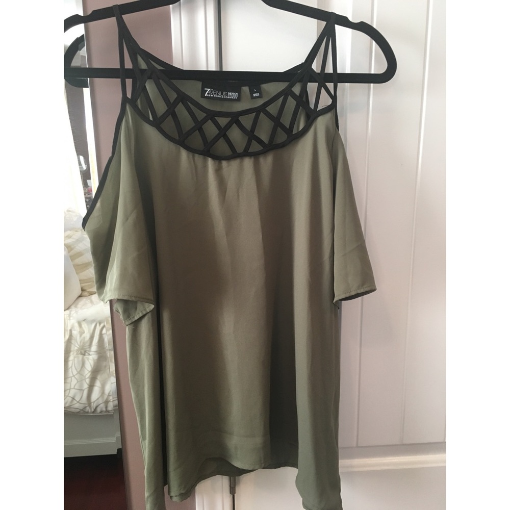 New York & Company Cold Shoulder Top Size L