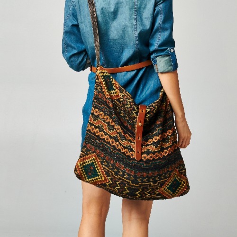 CLOSET CLOSING LOVE STITCH SAVANNAH WOVEN HOBO BAG - Picture 5 of 6