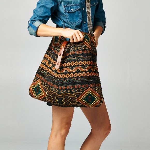 CLOSET CLOSING LOVE STITCH SAVANNAH WOVEN HOBO BAG - Picture 4 of 6