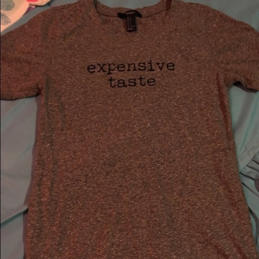 grey tee.