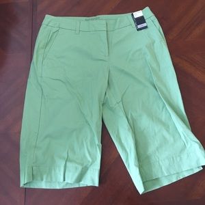 BRAND NEW Manhattan Bermuda Chinos - Size 6