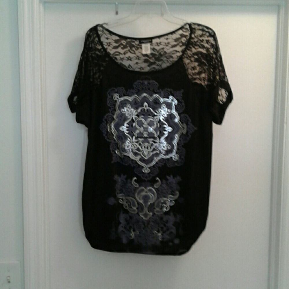 Beautiful top lightweight top lace accents