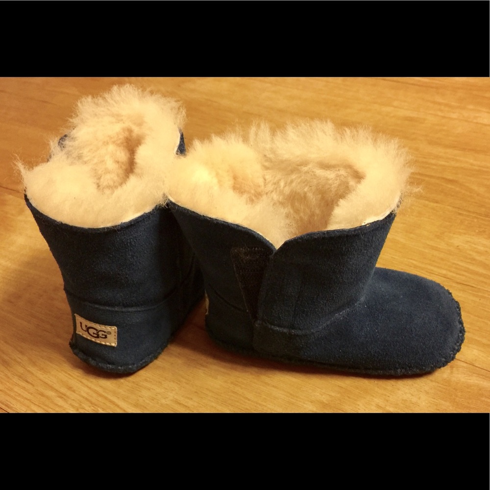 🚫sold🚫 NWOT size 4/5 navy Uggs