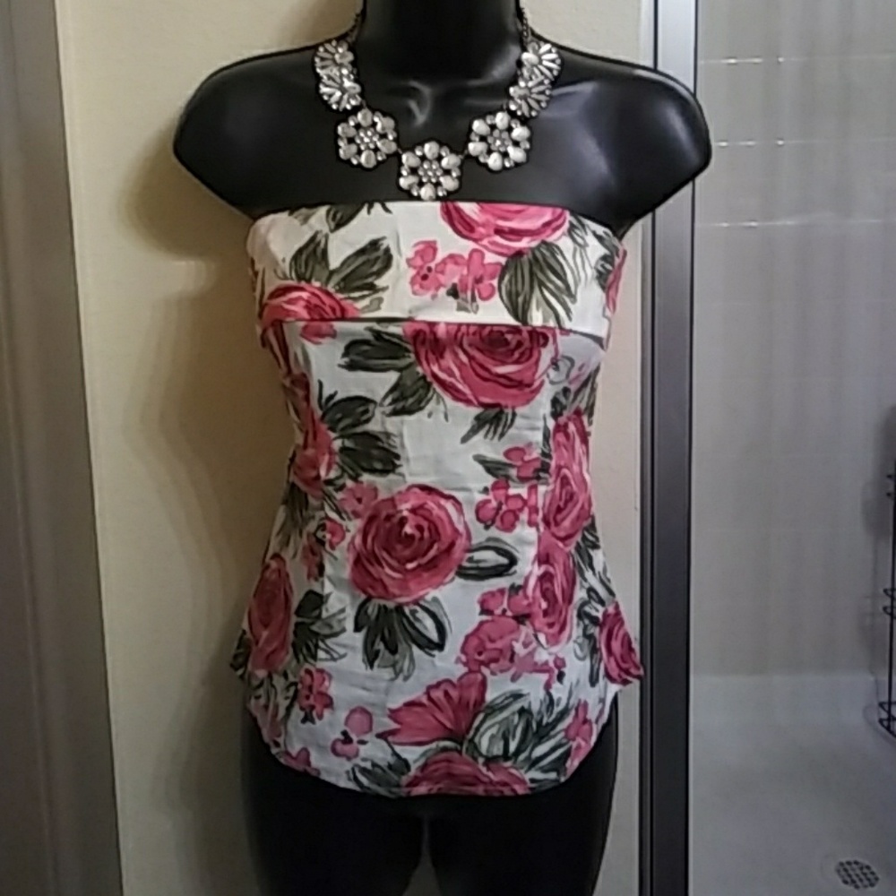 Fitted tube top.