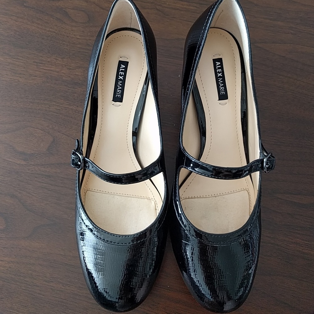 Black patent Mary Jane pumps