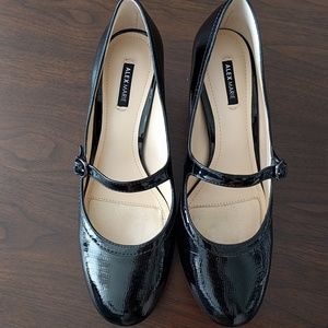 Black patent Mary Jane pumps