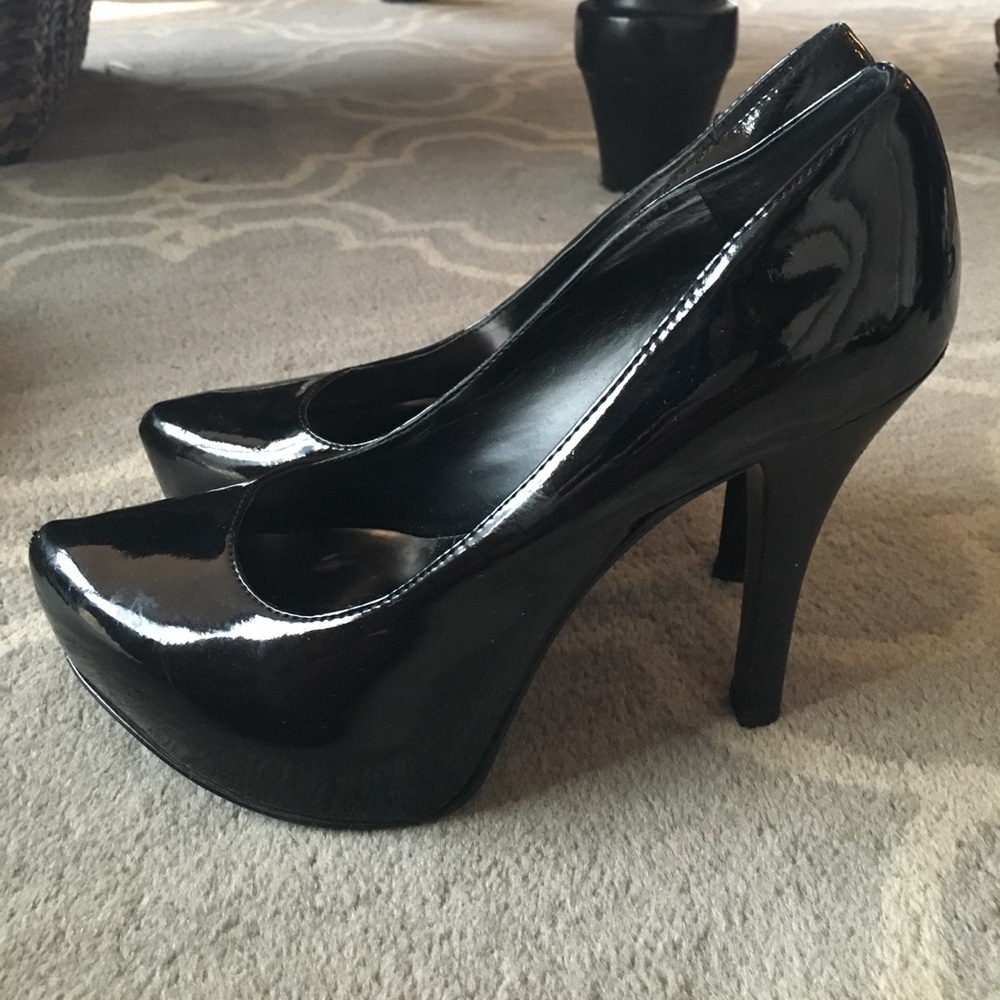Carlos Santana patent leather heels