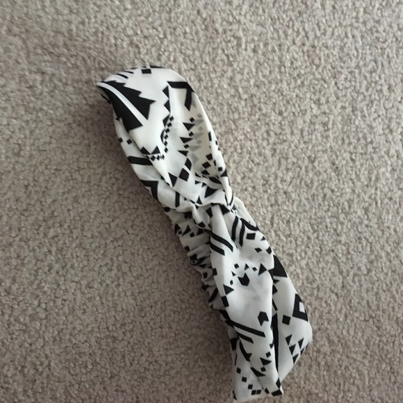 TONS OF ACCESSORIES - Picture 3 of 7