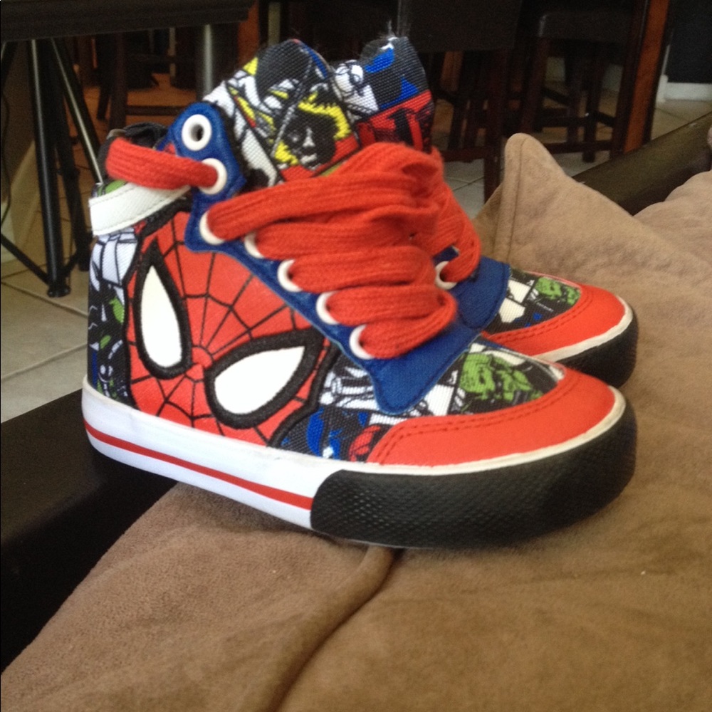 Tennis shoes