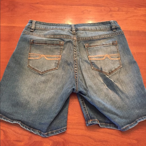 Women's size 28 mid thigh jean shorts - Picture 2 of 3