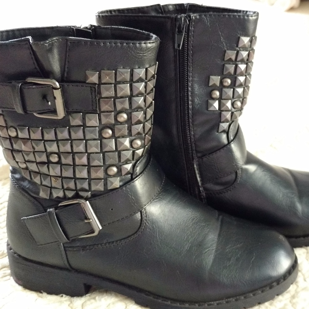 Short Blk Boots w/ Pewter studs & Buckles!!!!