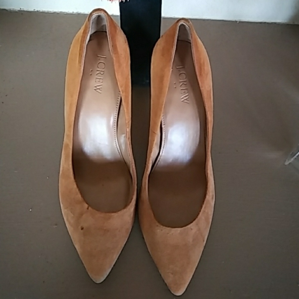 Camel suede pumps.