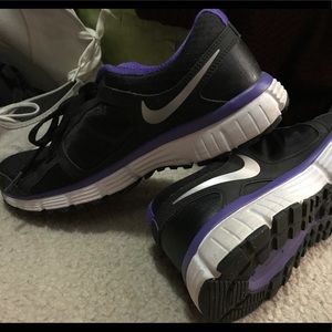 NIKE RUNNING SHOES