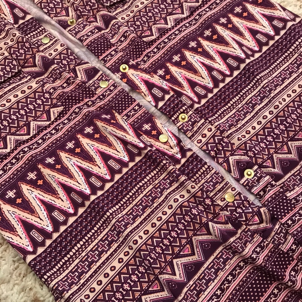 BCBG stretchy button-snap down tribal print top - Picture 5 of 8