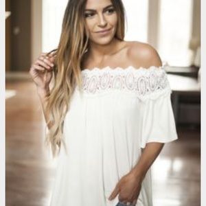 Sale 💕. NWT white off shoulder blouse