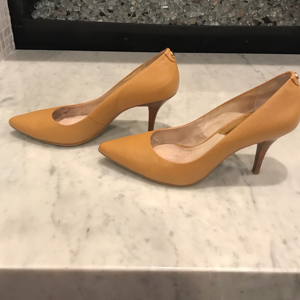 MICHAEL KORS honey 🍯 pumps 👠 3 1/2 inch heel.