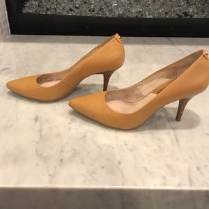 MICHAEL KORS honey 🍯 pumps 👠 3 1/2 inch heel.