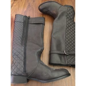 Wide calf knee high quilted riding boots size 8