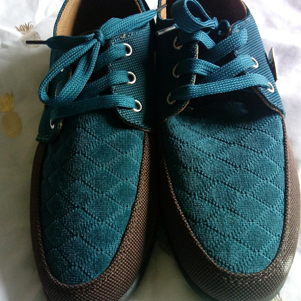 Casual cute oxford style. Great colors!