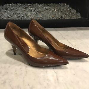 NINE WEST. Size 8. Brown patent leather pumps. 👠