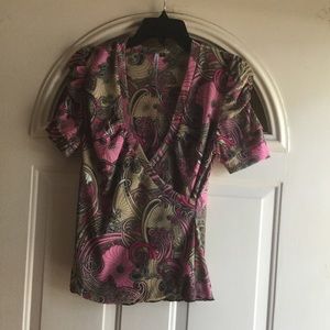Paisley short sleeve shirt. V neck line.