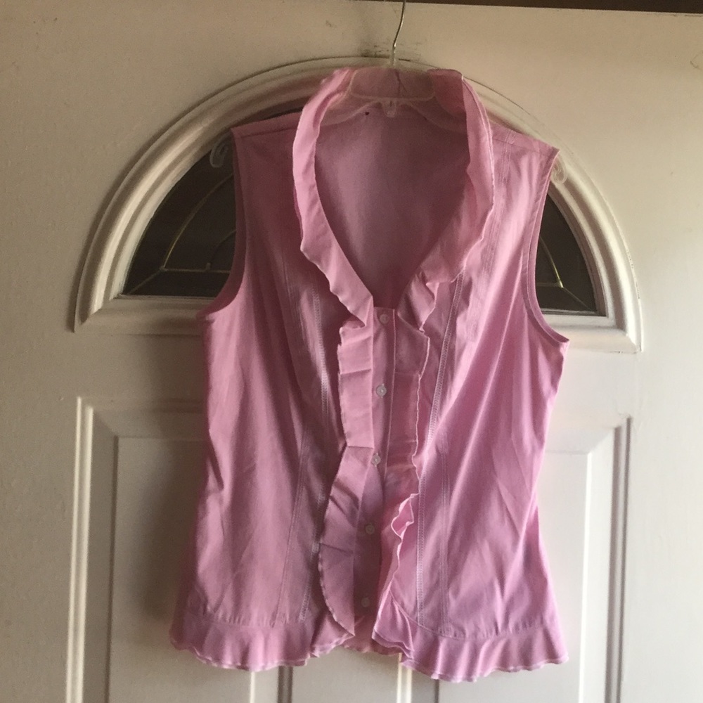Baby pink cropped sleeve shirt.