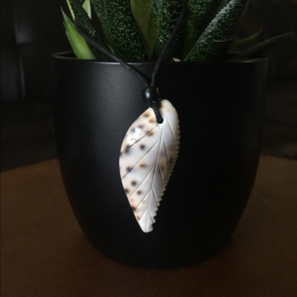 ❄️ BOGO ❄️ Shell leaf necklace ❄️