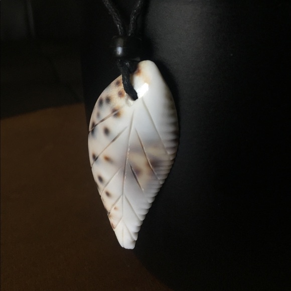 ❄️ BOGO ❄️ Shell leaf necklace ❄️ - Picture 2 of 2