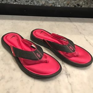NIKE Women's flip flops. Size 8. Black/pink. 😎
