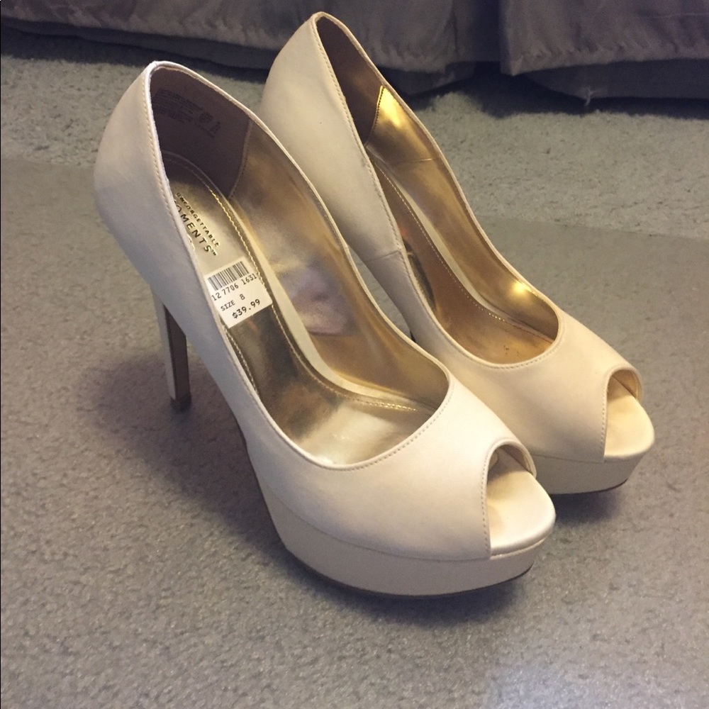I'm selling these white pumps!