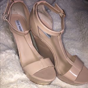 Steve Madden nude patent wedges