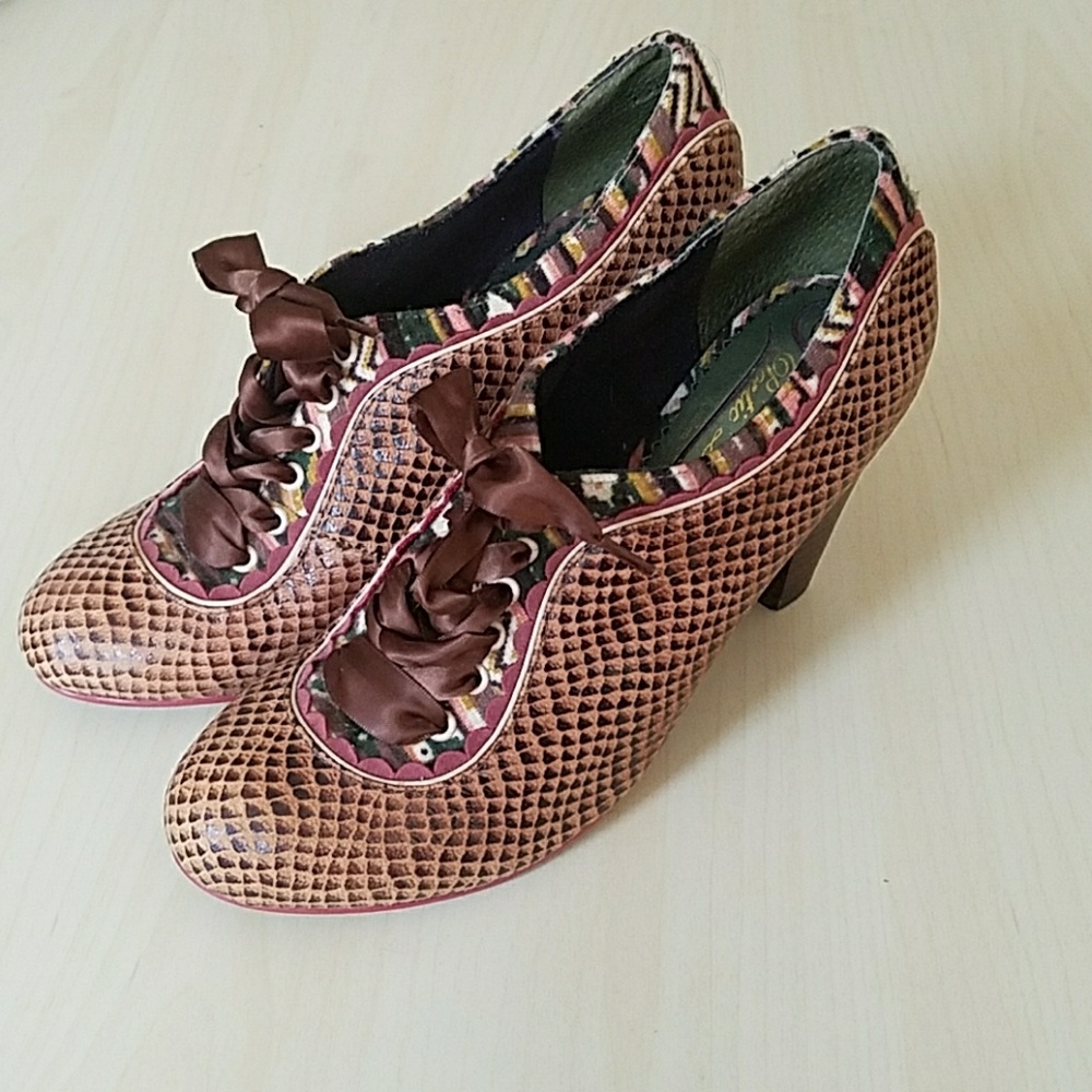 Lace up shoes