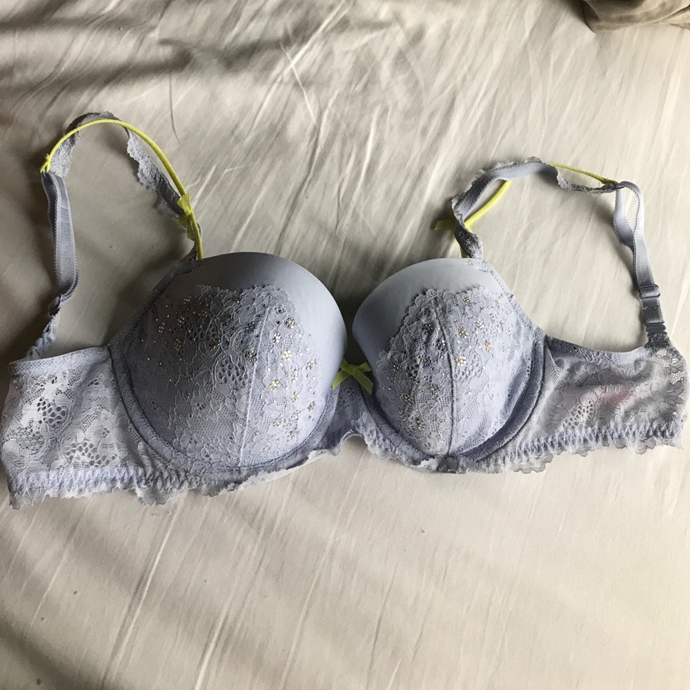 Dream angels lined Demi with gems