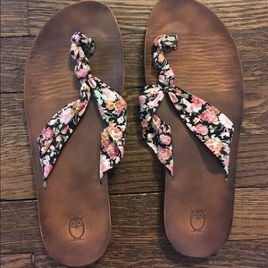 Floral flip flops with leather