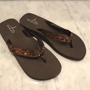 BLUEFIN Women's beaded flip flops. Size 9 Brown