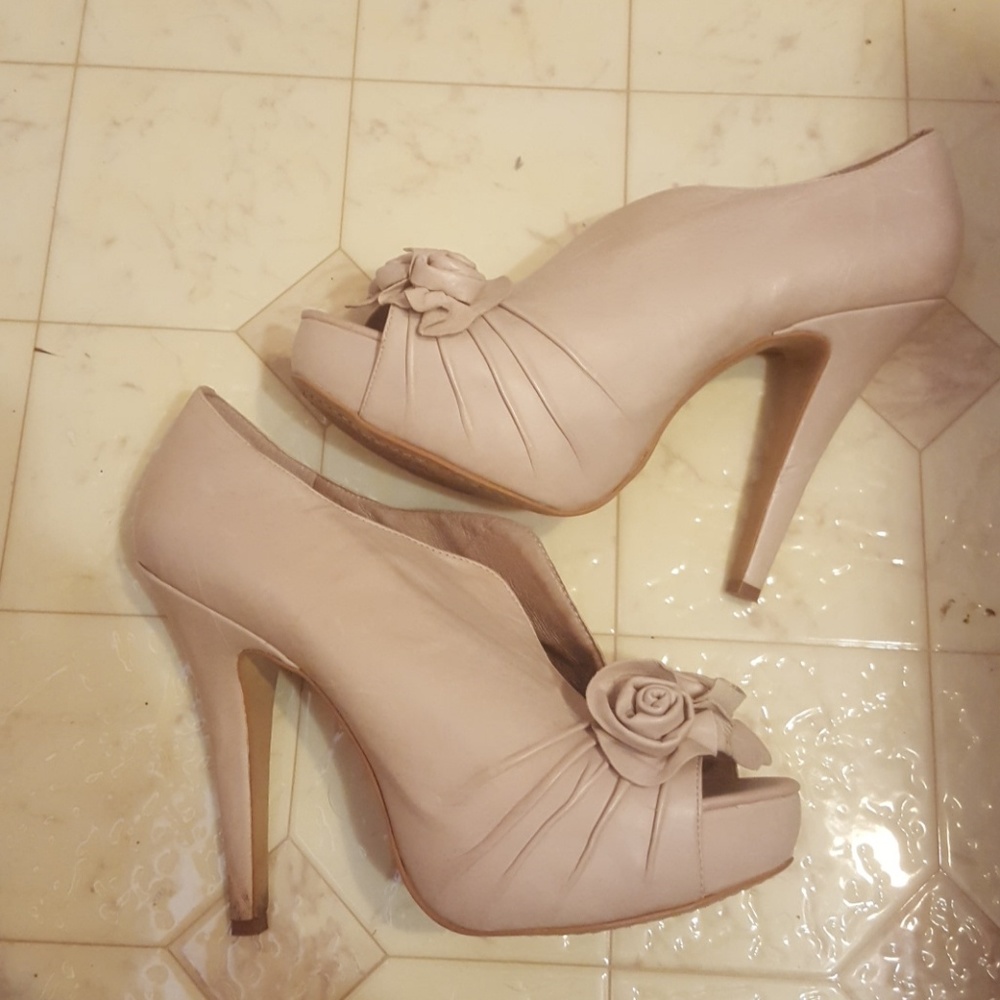 Vince Camuto nude platform heels with rosettes