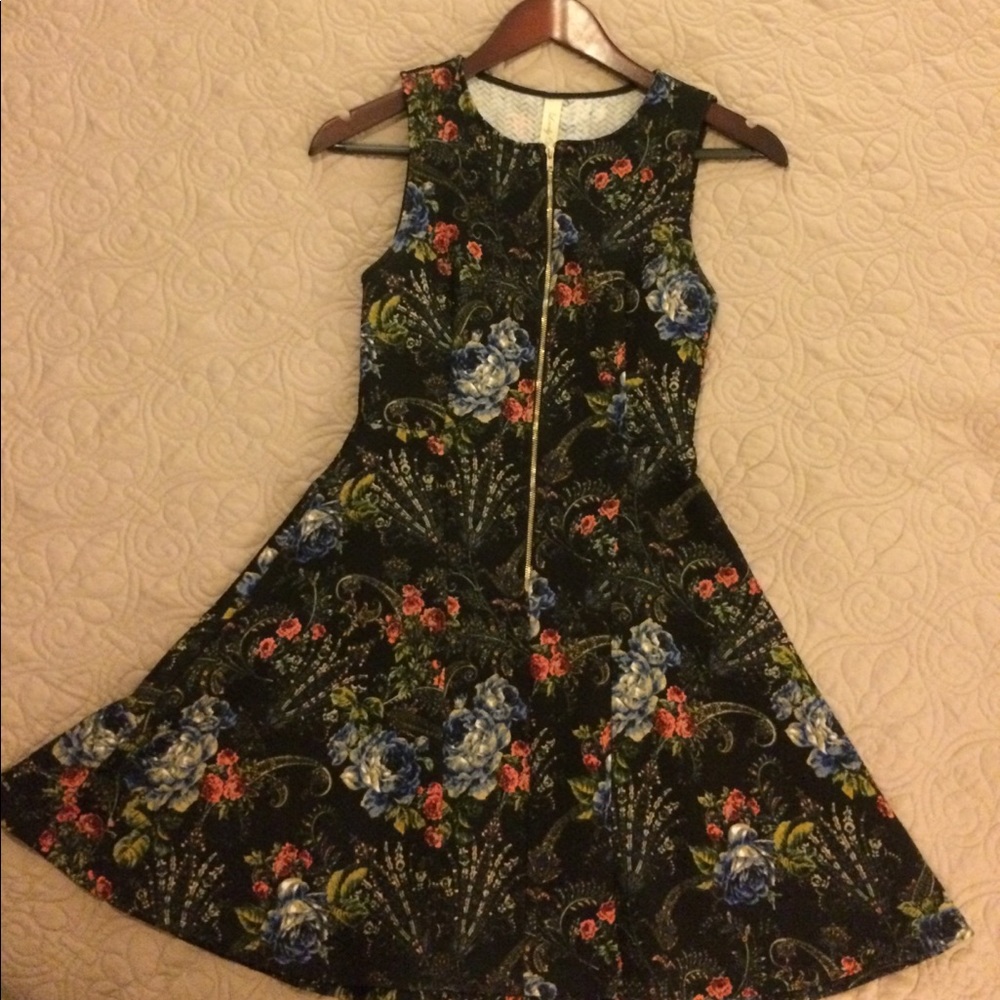 Floral Front Zip Dress!