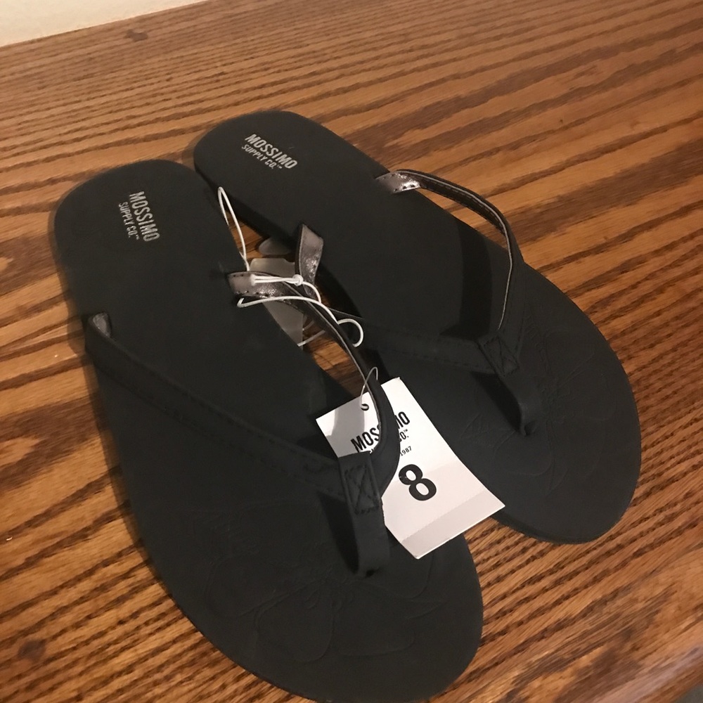 Black flip flops bnwt