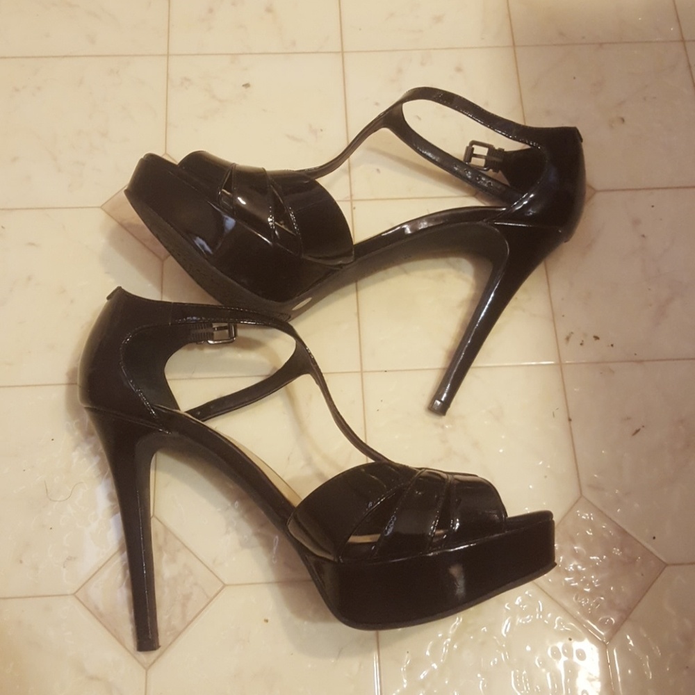 Gianni Bini platform t-strap heels