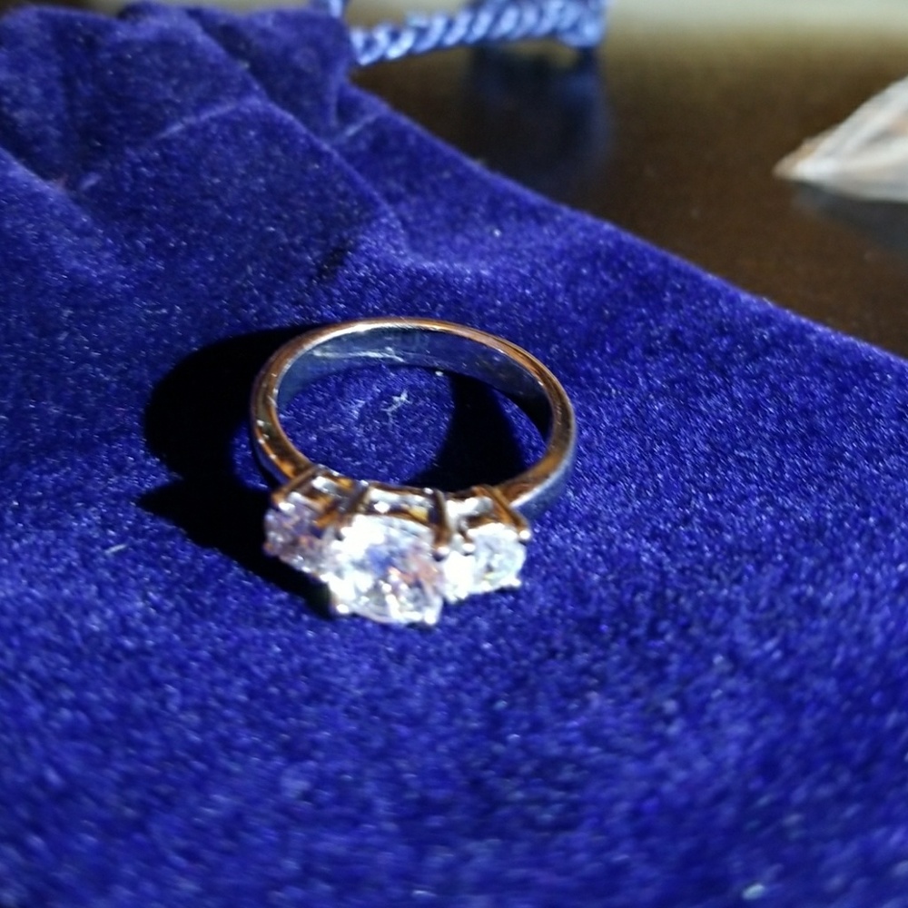 Silver tone 3 stone ring size 5