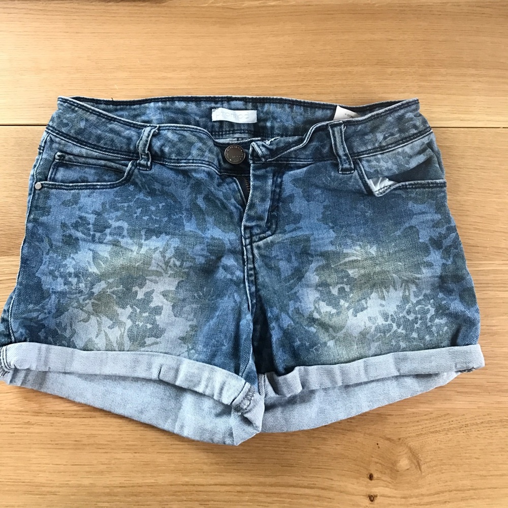 Patterned denim shorts
